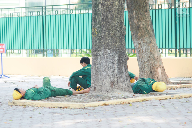 Muôn kiểu chống nắng nóng của người Hà Nội trong những ngày đầu hè